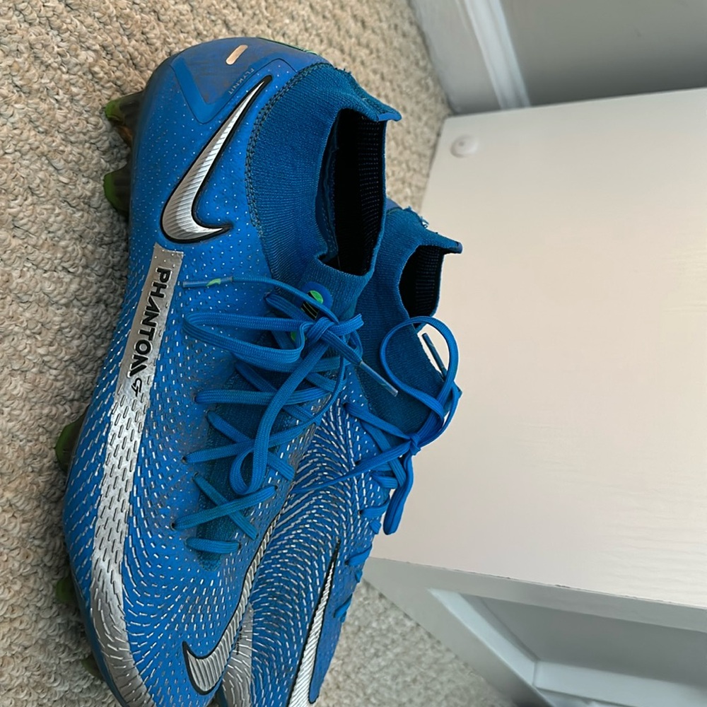 Men’s blue cleats good condition